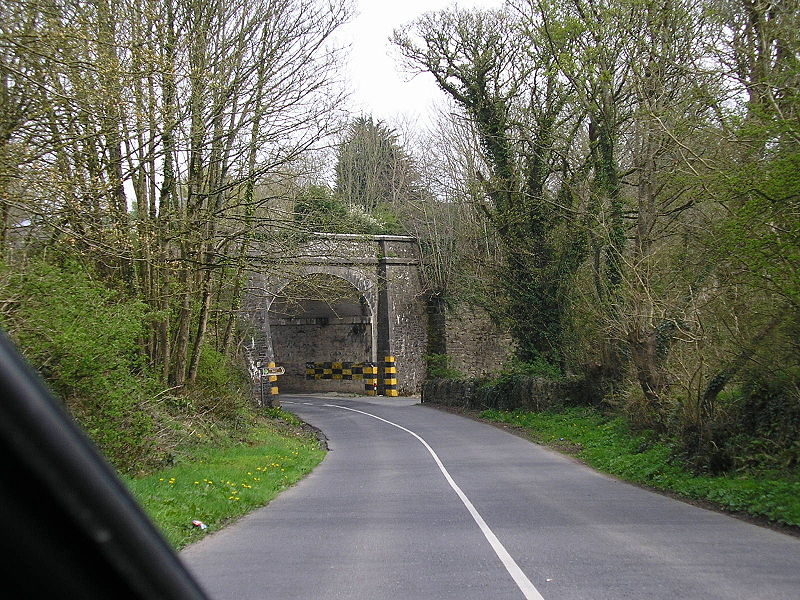 File:R683 passes over this unclassifed road - Coppermine - 5603.JPG