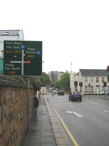File:Direction sign in St.Helier Jersey - Coppermine - 18289.jpg