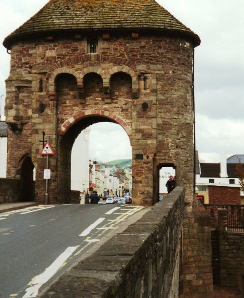 File:Monnow Bridge gatehouse - Geograph - 707655.jpg