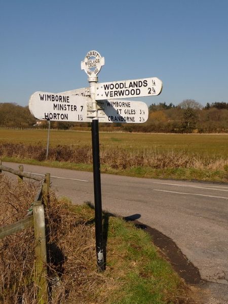 File:Woodlands- finger-post at the crossroads - Geograph - 1741197.jpg