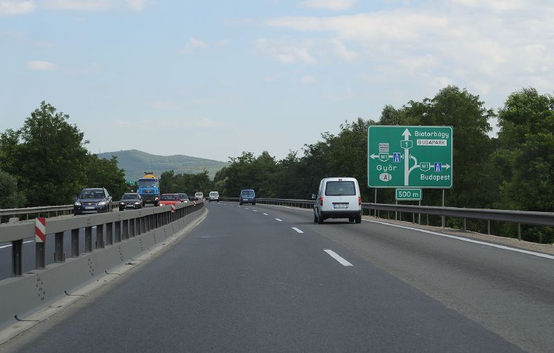 File:Junction of M0 and M1 near Budapest - Coppermine - 19318.jpg
