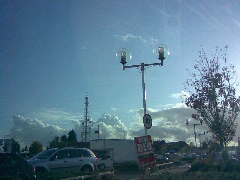 File:Double-bracket AEI Globe lanterns in Matalan car park - Coppermine - 20524.jpg