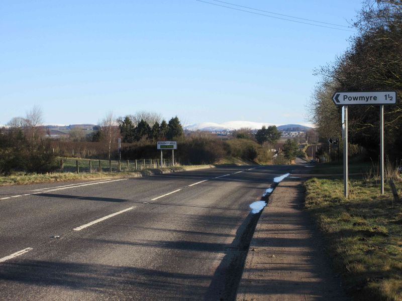 File:A928 south of Roundyhill.jpg
