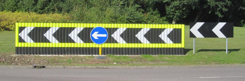 File:A9 Tore Roundabout - Chevrons.jpg