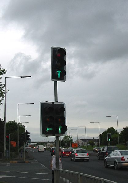 File:Large aspected high rise traffic light, South Dublin - Coppermine - 12366.jpg