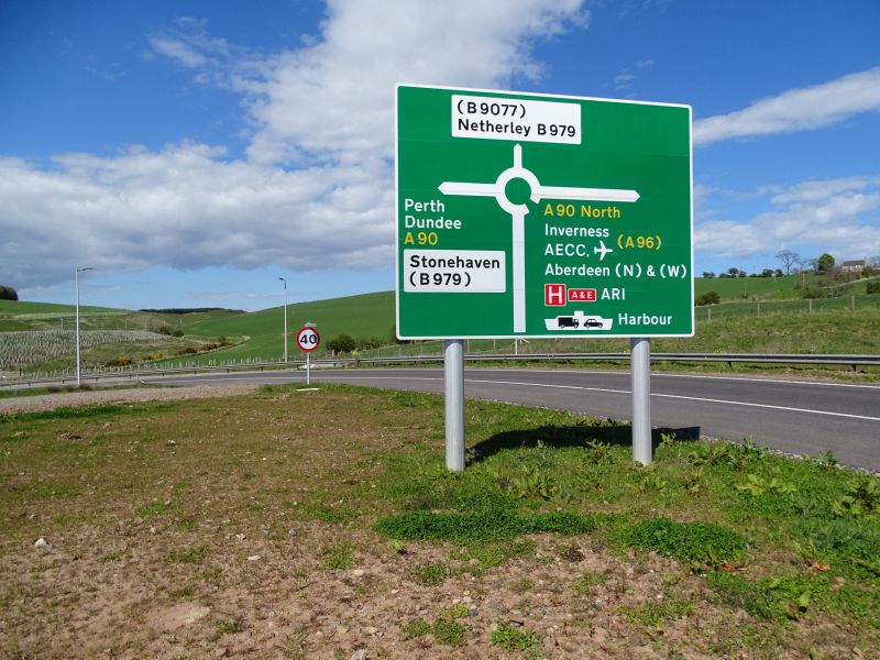 File:A90 Stonehaven Junction - northbound exit slip roundabout direction sign.jpg