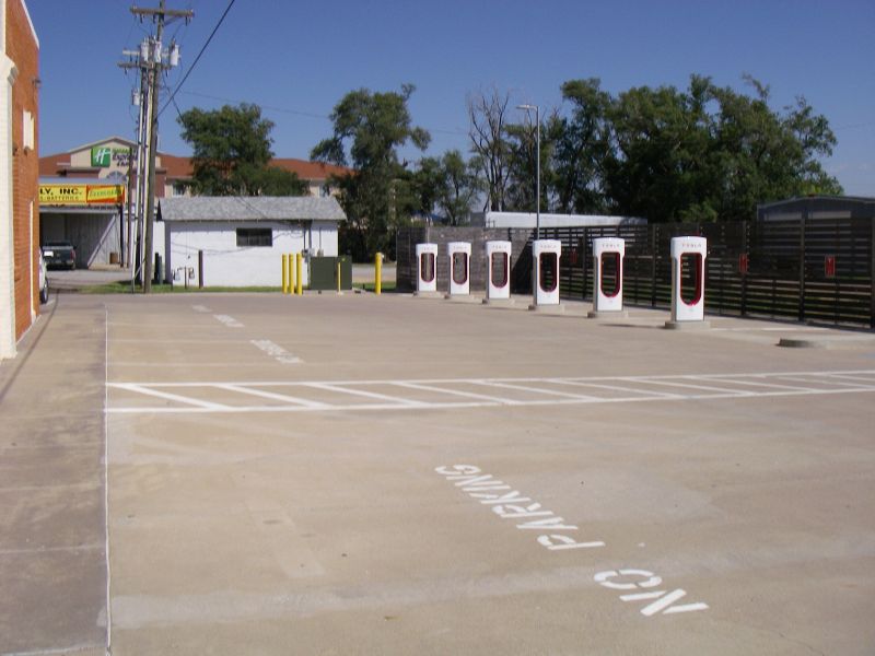 File:20170919-1751 - Tesla electric vehicle charging station, U Drop Inn, Shamrock, Texas 35.226529N 100.2482467W.jpg