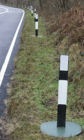 Green plasic disc on base of marker posts on A82 near Corran Ferry - Coppermine - 4340.jpg