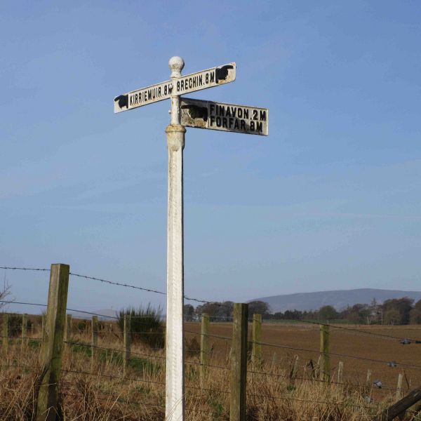 File:C31 (Angus) Fingerpost at Wellford.jpg