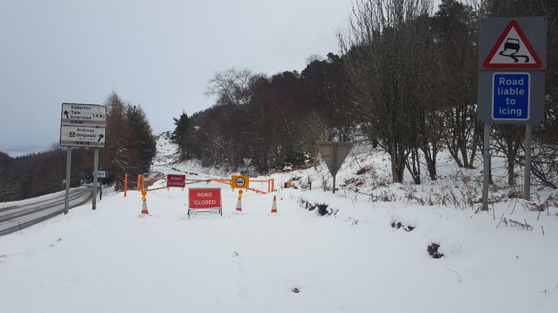 File:B9176 Struie Hill - Snow gates closed.jpg