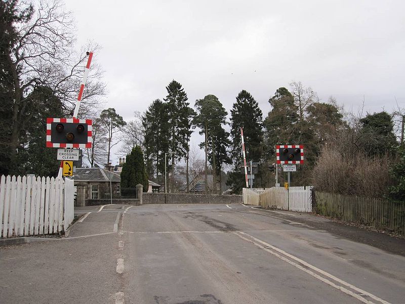 File:Murthly level crossing.jpg