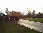 7.5 Tonne m.g.w Signs and LGV Ignoring the Restriction Deppers Bridge - Coppermine - 16666.JPG