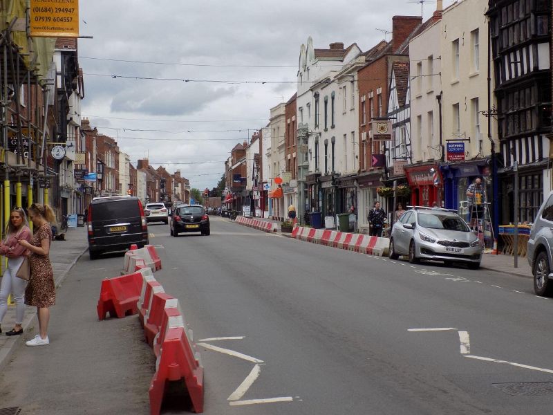 File:IMG 1001.JPG High Street temporary barriers.jpg