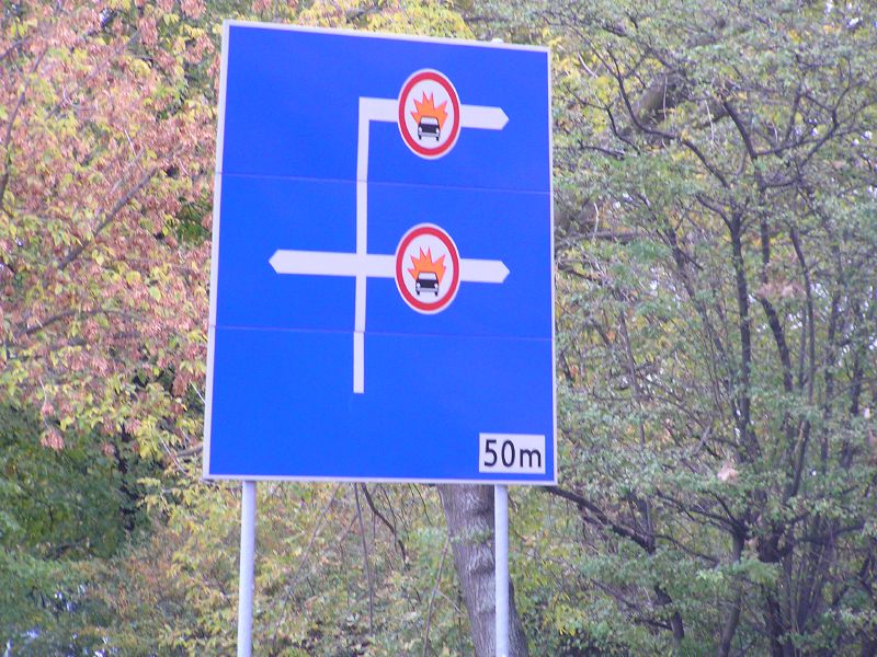 File:Warsaw, blue-backed no explosives sign - Coppermine - 4119.JPG