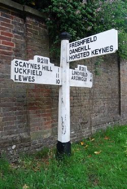 Old Direction Sign - Signpost - Geograph - 6050960.jpg