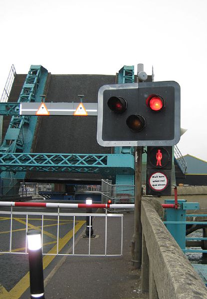 File:Poole Bridge during lifting time, Poole Dorset - Coppermine - 15525.jpg