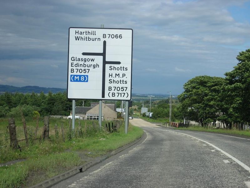 File:Old A8 (B7066) sign for Shotts Junction - Coppermine - 14209.JPG