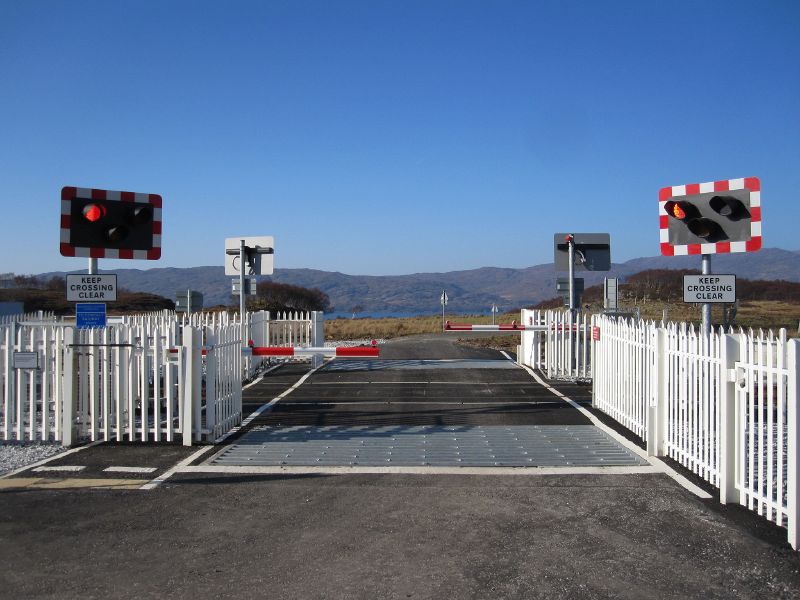 File:Duirinish Station Level Crossing 2015.jpg