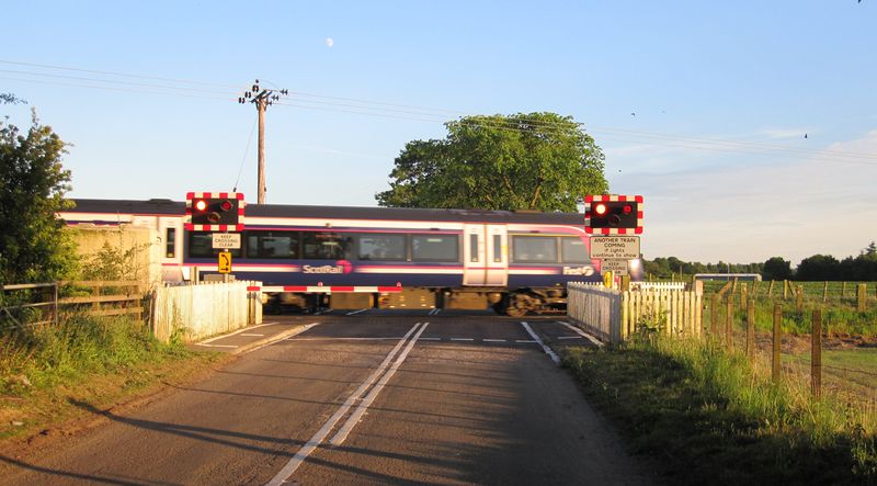 File:Bow of Fife Level Crossing and Scotrail 158.jpg