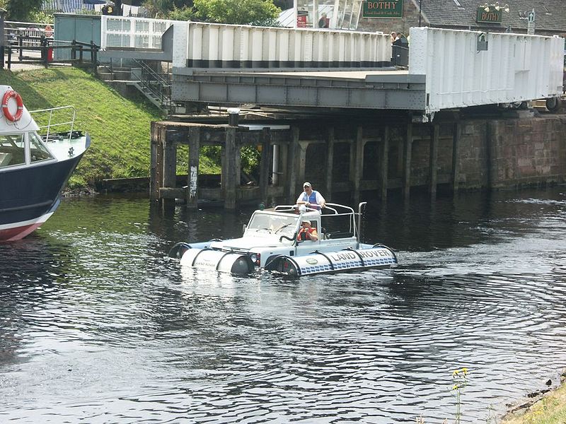 File:Land Rover passing under the A82 bridge over the Caledonian Canal in Fort Augustus - Coppermine - 6941.jpg