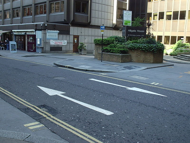 File:One way or two? Old Bailey in London - Coppermine - 5992.JPG