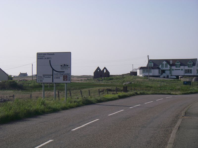 File:20180524-1702 - B888 and C88 junction with A865 at Daliburgh 57.1664361N 7.3723397W.jpg