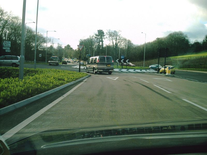 File:A23 Coulsdon Relief Road Southerly terminal roundabout - Coppermine - 9943.jpg