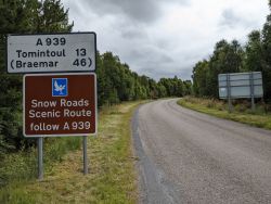 A939 Speybridge - Snow Roads sign.jpg