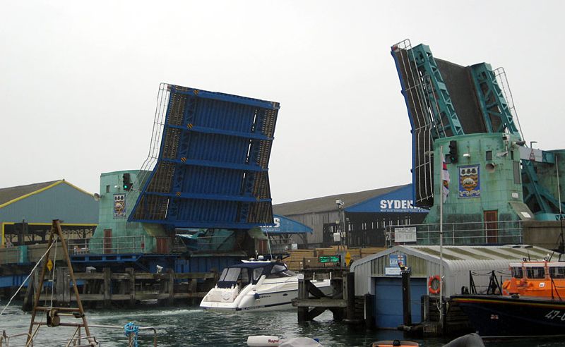 File:Poole Bridge during lifting time, Poole Dorset - Coppermine - 15524.jpg