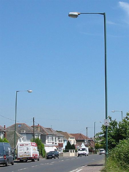 File:Streetlights with GEC Z8426 lanterns, Bournemouth Dorset - Coppermine - 6333.jpg