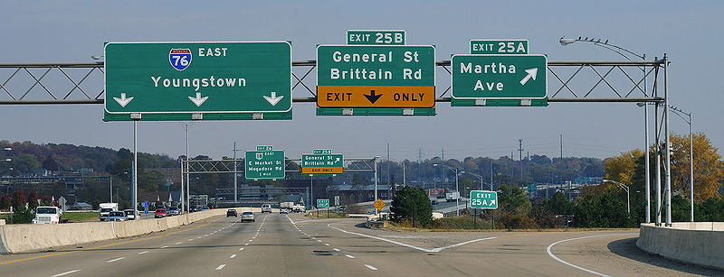 File:Button copy signs on I-76 near Youngstown OH - Coppermine - 21237.jpg