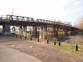 Walton Bridge - Geograph - 94820.jpg