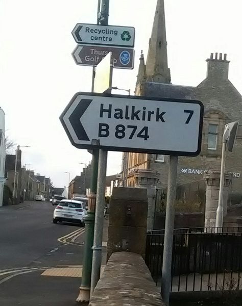 File:Directional sign Thurso.jpg