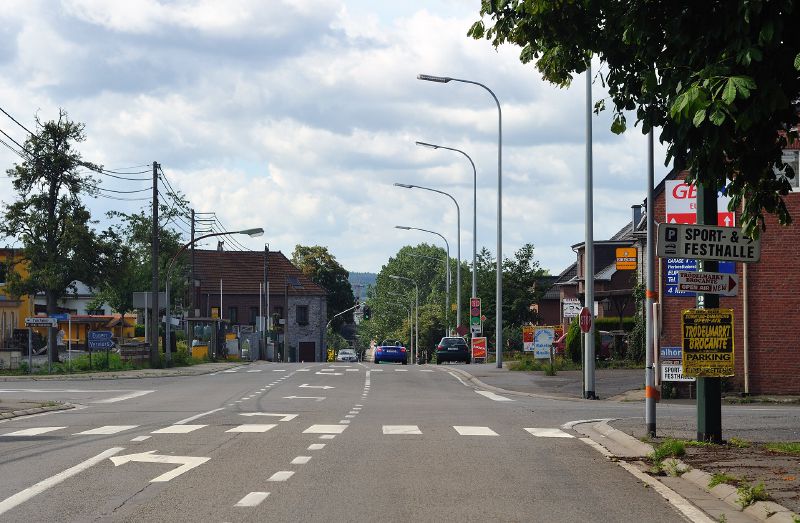 File:Street scene in eastern Belgium - Coppermine - 23294.jpg