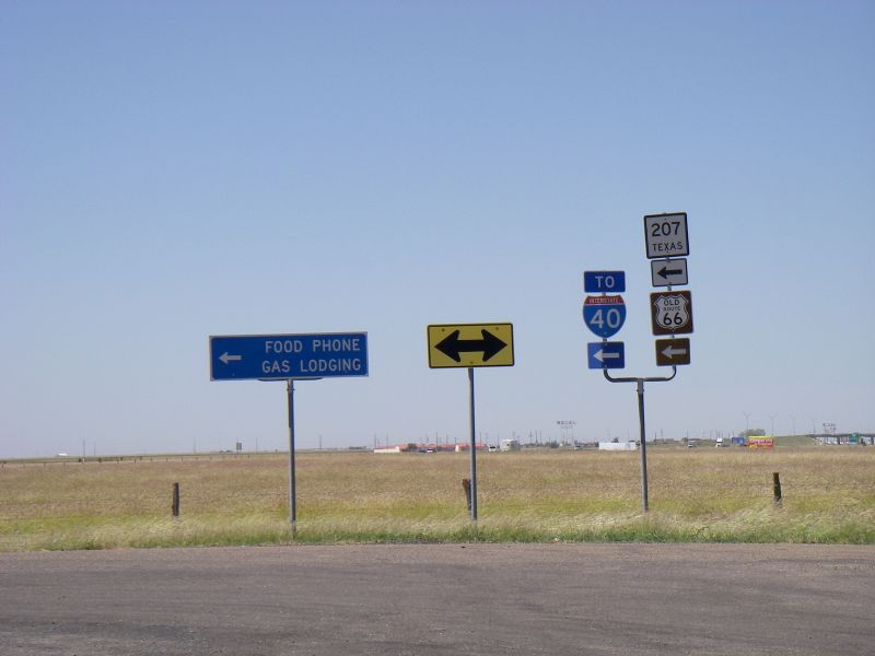 File:20170919-1950 - Collection of signs, Texas 35.2112353N 101.3646232W.jpg