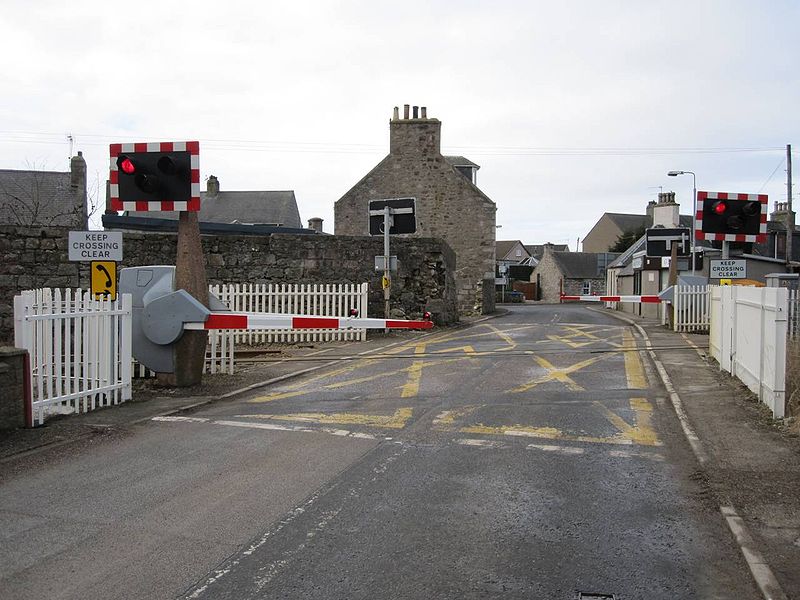 File:Boat of Kintore level crossing.jpg