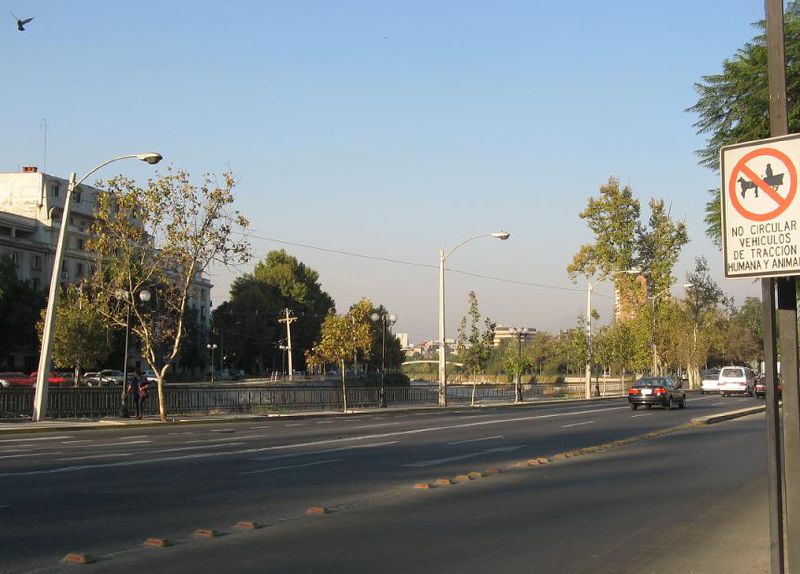 File:Santiago- Avenida Andrés Bello and the Hidden Autopista - Coppermine - 22120.jpg