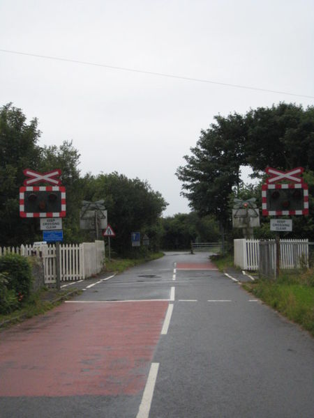 File:Tregoss level crossing - Geograph - 1416273.jpg