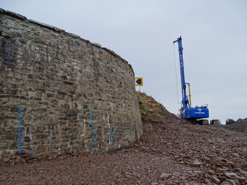 File:A9 Berriedale Braes Improvement - November 2019 piling rig and retaining wall.jpg