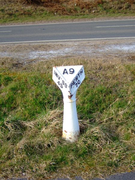 File:Old A9 Milepost showing Inverness and Perth - Coppermine - 11220.JPG