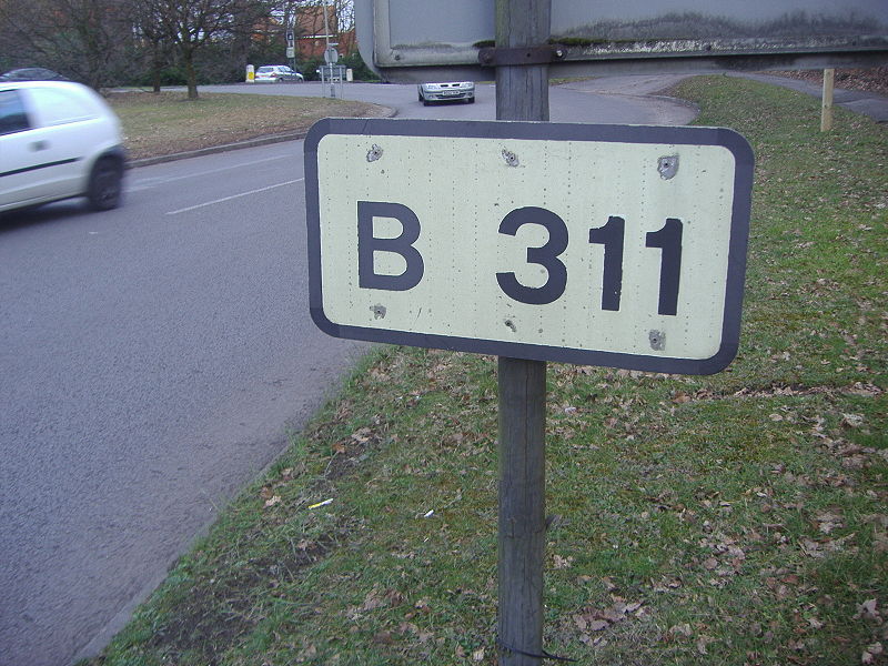 File:Road indicator sign, Lightwater, Surrey - Coppermine - 21486.jpg