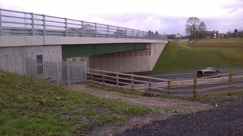 File:20181220-1215 - A555 Manchester Airport Eastern Link Road Woodford Road overbridge, looking north 53.356013N 2.138720W.jpg