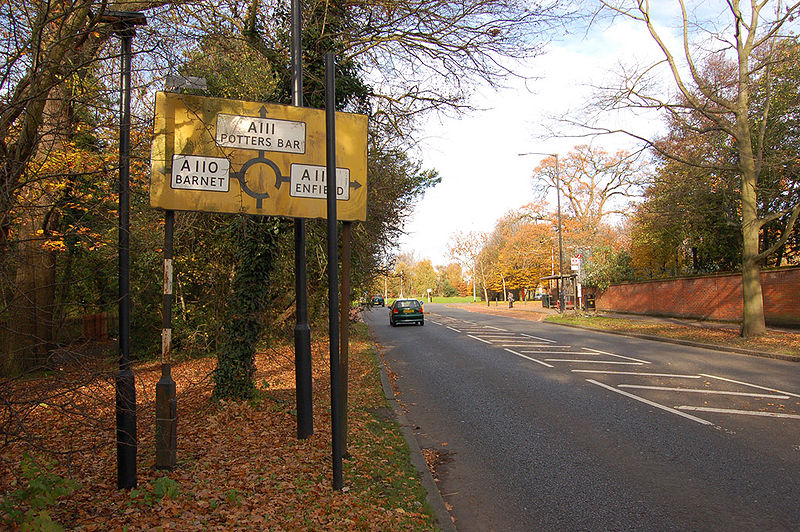 File:Pre-Worboys Signs at Cockfosters - Coppermine - 21689.jpg