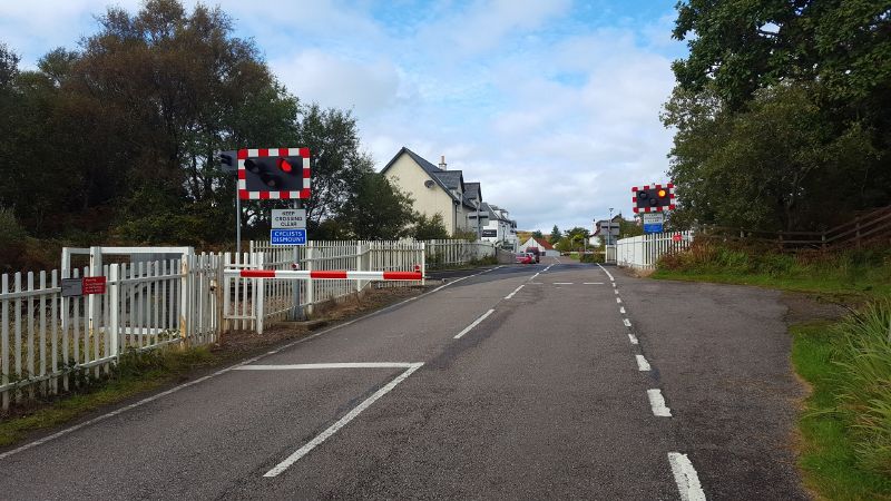 File:Morar Level Crossing 2017.jpg