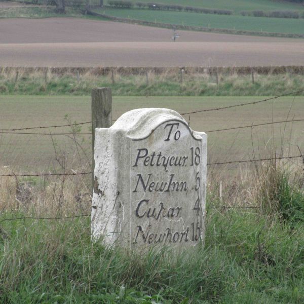 File:A914 Milestone east of Pitlessie.jpg