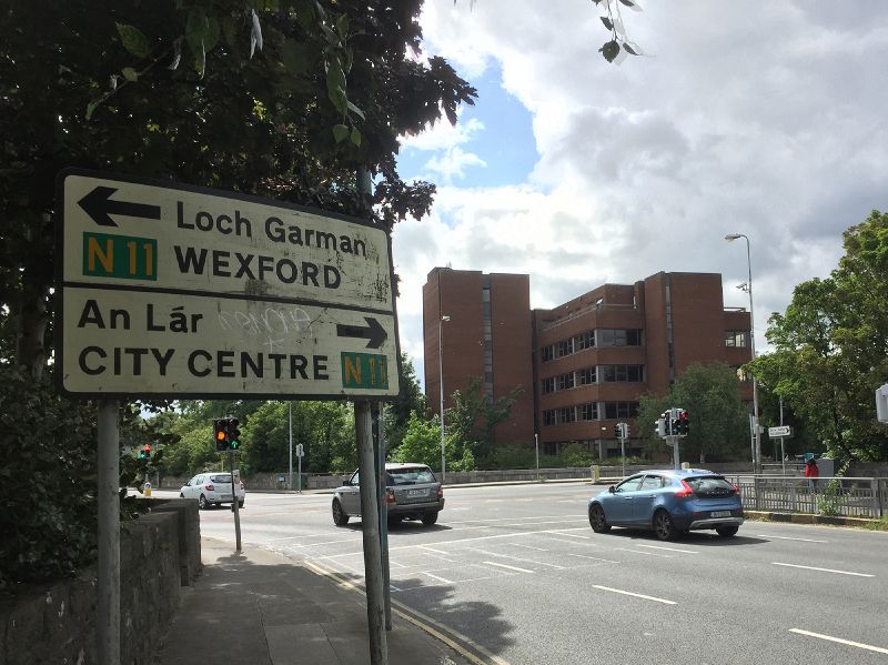 File:Ailesbury Road N11 sign.jpg