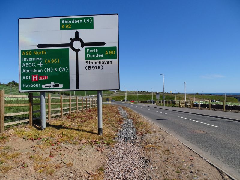 File:B979 Stonehaven Junction - north approach direction sign.jpg