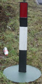 Green plasic disc on base of marker posts on A82 near Corran Ferry - Coppermine - 4339.jpg