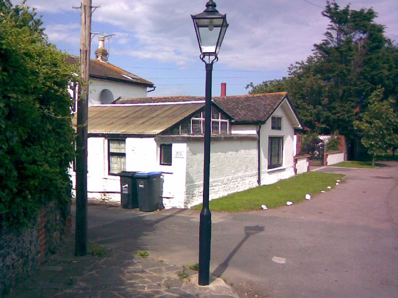 File:Victorian Gas Lantern on a Private Road - Coppermine - 18576.jpg