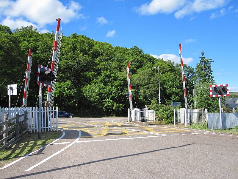 File:Annat level crossing.jpg